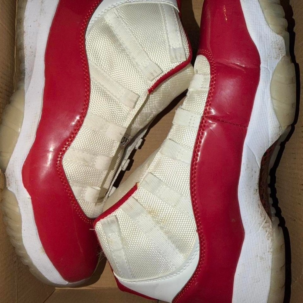 Jordan 11 Retro‎ High Cherry men Size 9   no shoe laces